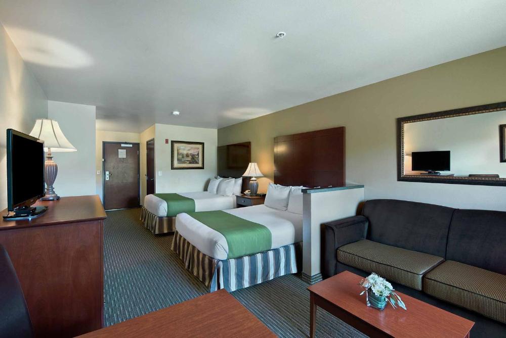 2 Queen Suite interior